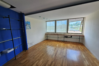 Ma-Cabane - Location Local commercial Lamentin, 73 m²