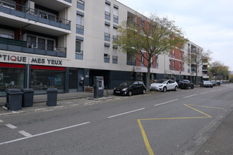 Ma-Cabane - Location Local commercial Meyzieu, 98 m²