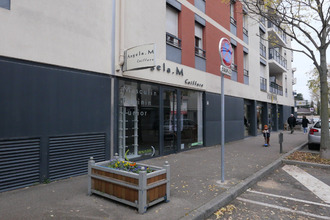 Ma-Cabane - Location Local commercial Meyzieu, 98 m²