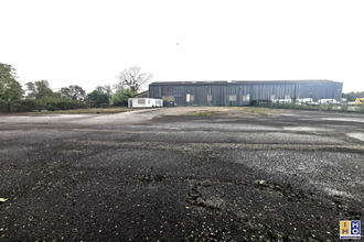 location localcommercial st-germain-du-puy 18000
