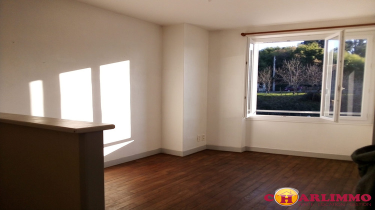 Ma-Cabane - Location Appartement Chabanais, 61 m²