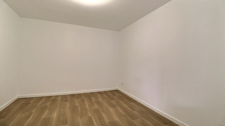 Ma-Cabane - Location Appartement CHARMES, 61 m²