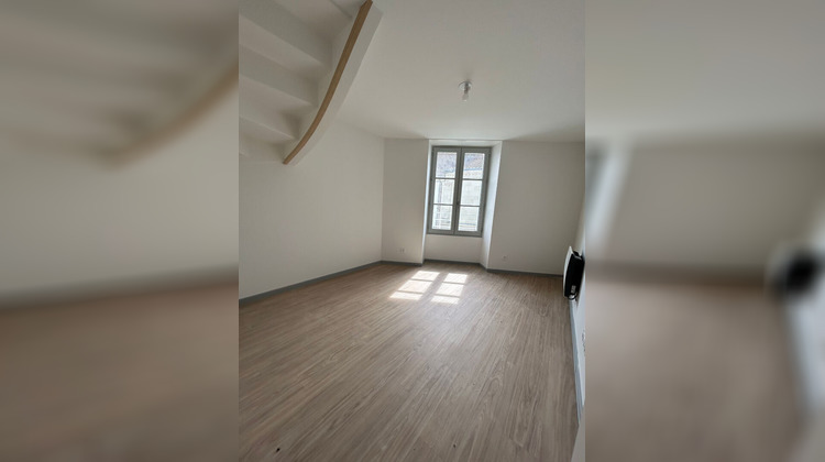 Ma-Cabane - Location Appartement LENCLOITRE, 108 m²