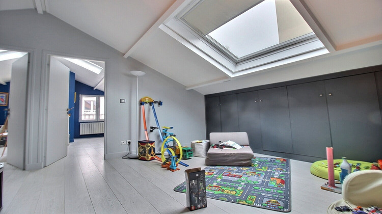 Ma-Cabane - Location Appartement NANTERRE, 240 m²