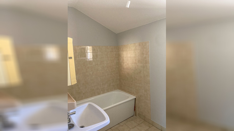 Ma-Cabane - Location Appartement NOZIERES, 68 m²