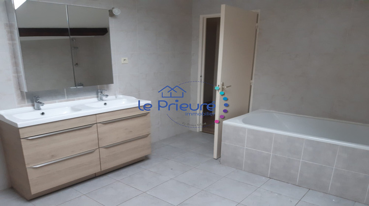 Ma-Cabane - Location Appartement Saint-Denis-de-Cabanne, 115 m²