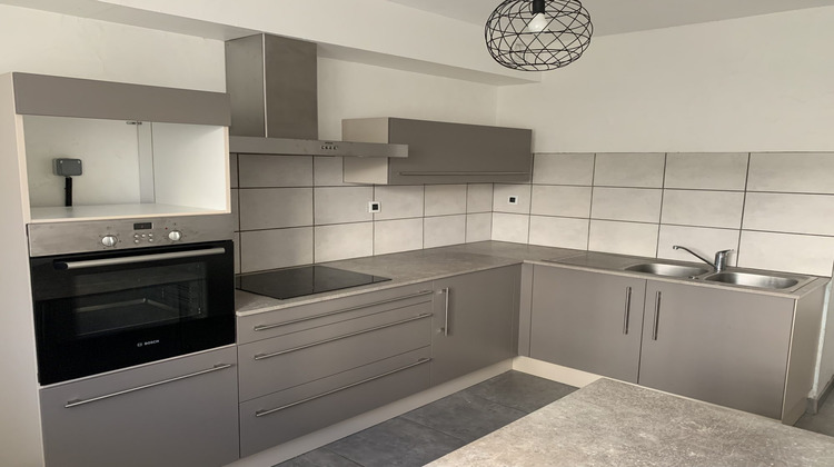 Ma-Cabane - Location Appartement SAINT-GENEST-LERPT, 63 m²