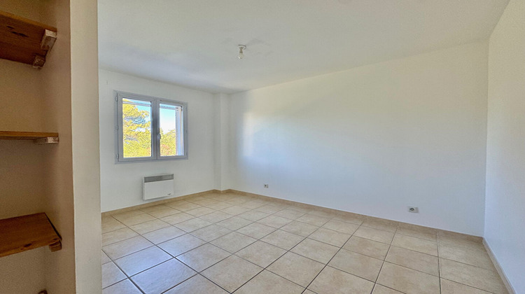 Ma-Cabane - Location Appartement SENAS, 63 m²