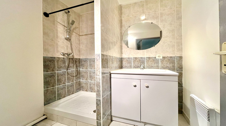 Ma-Cabane - Location Appartement SENAS, 45 m²