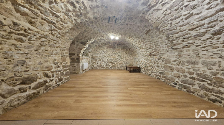 Ma-Cabane - Location Boutique Saint-Julien-de-Peyrolas, 95 m²