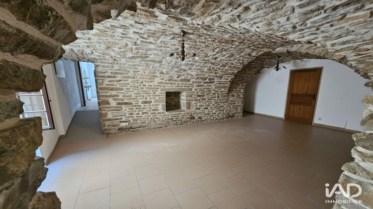 Ma-Cabane - Location Boutique Saint-Julien-de-Peyrolas, 95 m²