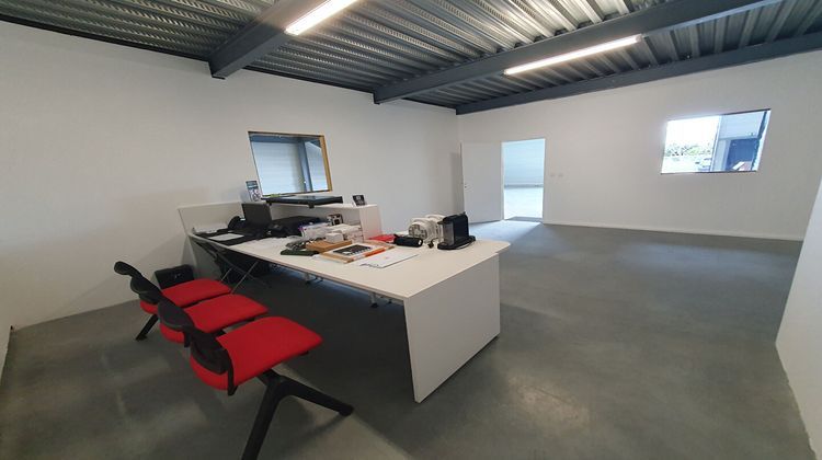 Ma-Cabane - Location Local commercial AMBARES-ET-LAGRAVE, 300 m²