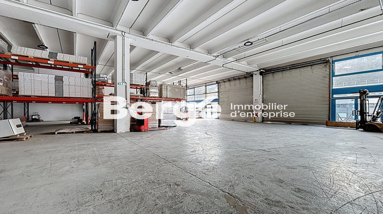 Ma-Cabane - Location Local commercial Carros, 1966 m²