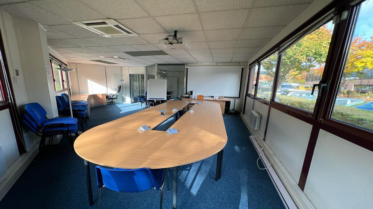 Ma-Cabane - Location Local commercial CHAMPS-SUR-MARNE, 297 m²