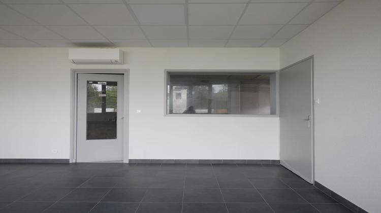 Ma-Cabane - Location Local commercial Chassieu, 490 m²