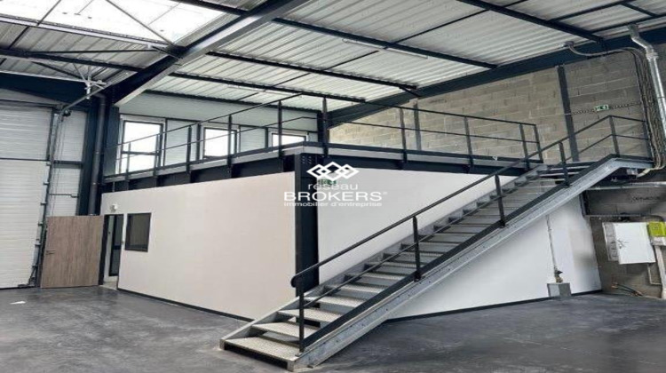 Ma-Cabane - Location Local commercial Décines-Charpieu, 325 m²