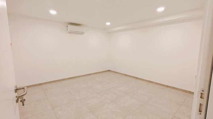 Ma-Cabane - Location Local commercial FREJUS, 80 m²