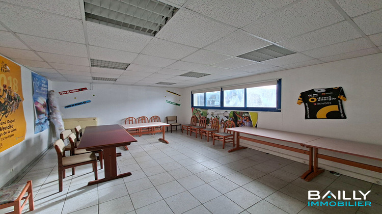 Ma-Cabane - Location Local commercial LA CHAIZE-LE-VICOMTE, 300 m²