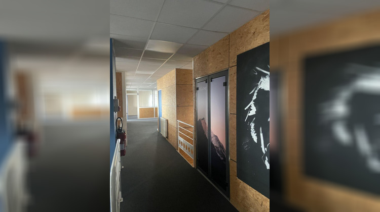 Ma-Cabane - Location Local commercial LA CHAPELLE SAINT LUC, 1385 m²