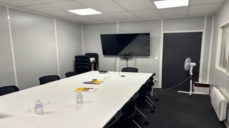 Ma-Cabane - Location Local commercial LE CHAMBON-FEUGEROLLES, 5250 m²