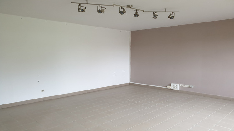 Ma-Cabane - Location Local commercial LES ROSIERS-SUR-LOIRE, 70 m²