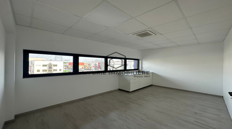 Ma-Cabane - Location Local commercial PONTAULT-COMBAULT, 280 m²