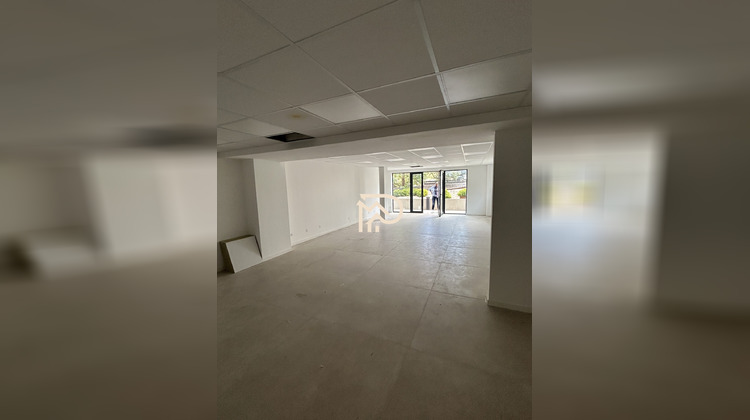 Ma-Cabane - Location Local commercial Saint-Cyr-sur-Mer, 68 m²