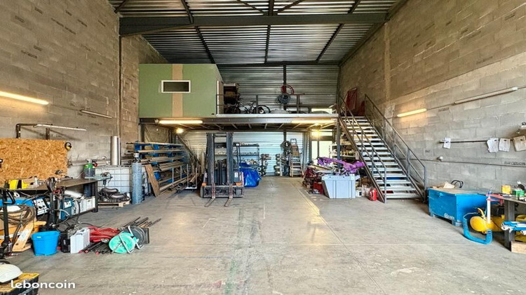 Ma-Cabane - Location Local commercial Saint-Genis-les-Ollieres, 180 m²