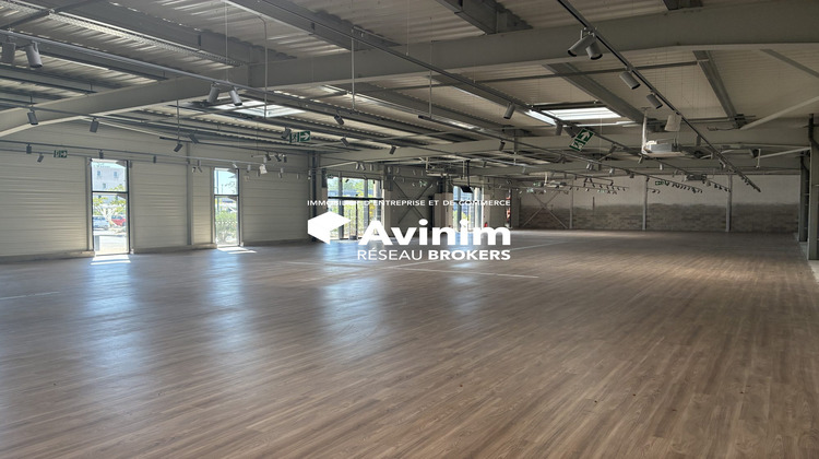 Ma-Cabane - Location Local commercial Saint-Mitre-les-Remparts, 921 m²