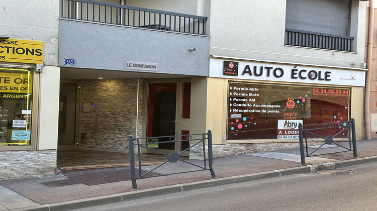 Ma-Cabane - Location Local commercial SAINT-RAPHAEL, 52 m²