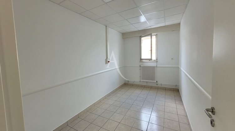 Ma-Cabane - Location Local commercial SAINTES, 250 m²