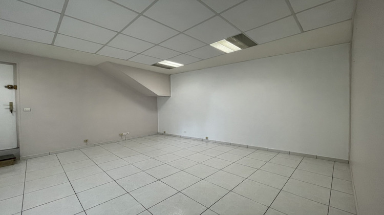 Ma-Cabane - Location Local commercial Saintes, 40 m²