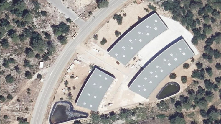 Ma-Cabane - Location Local commercial SIGNES, 900 m²