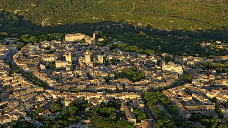 Ma-Cabane - Location Local commercial Uzès, 180 m²