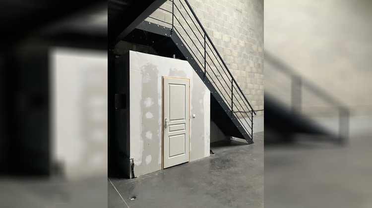 Ma-Cabane - Location Local commercial VENISSIEUX, 151 m²