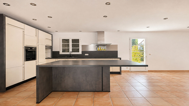 Ma-Cabane - Location Maison LAMBESC, 163 m²