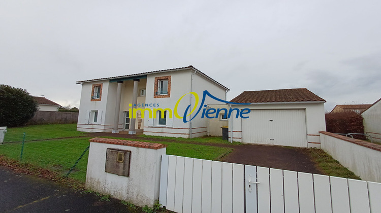 Ma-Cabane - Location Maison LUSSAC-LES-CHATEAUX, 134 m²