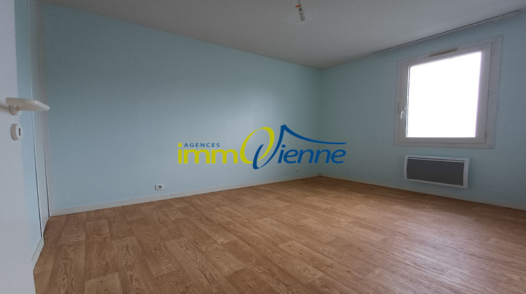 Ma-Cabane - Location Maison LUSSAC-LES-CHATEAUX, 134 m²