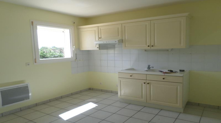 Ma-Cabane - Location Maison LUSSAC-LES-CHATEAUX, 133 m²