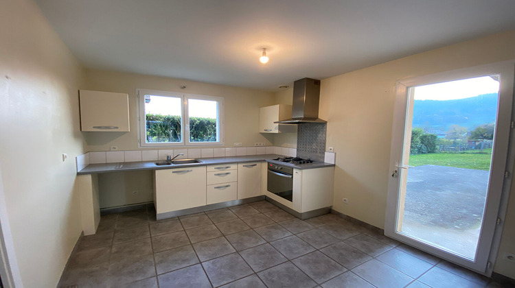 Ma-Cabane - Location Maison SAINT-ETIENNE-DE-CROSSEY, 106 m²