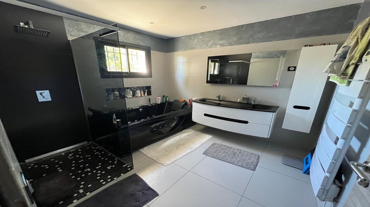 Ma-Cabane - Vente Divers SAINT VICTORET, 200 m²