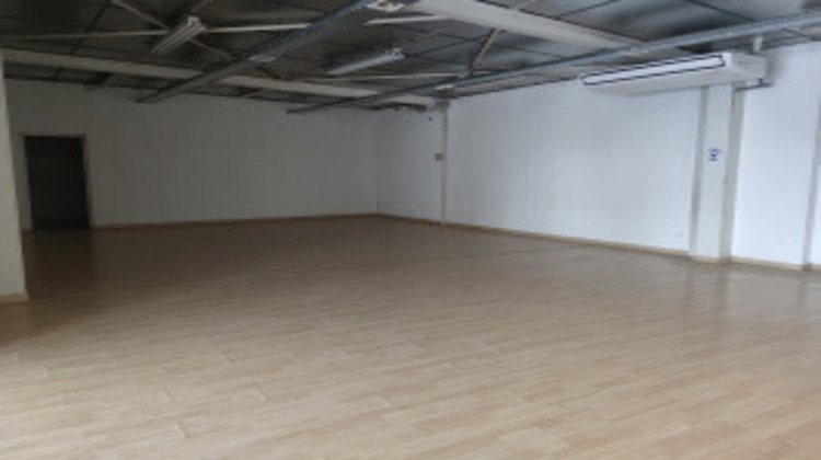 Ma-Cabane - Vente Local commercial Saint-Julien-les-Villas, 193 m²