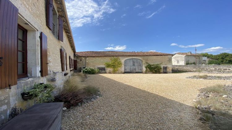 Ma-Cabane - Vente Maison CHAMPAGNE ET FONTAINE, 350 m²