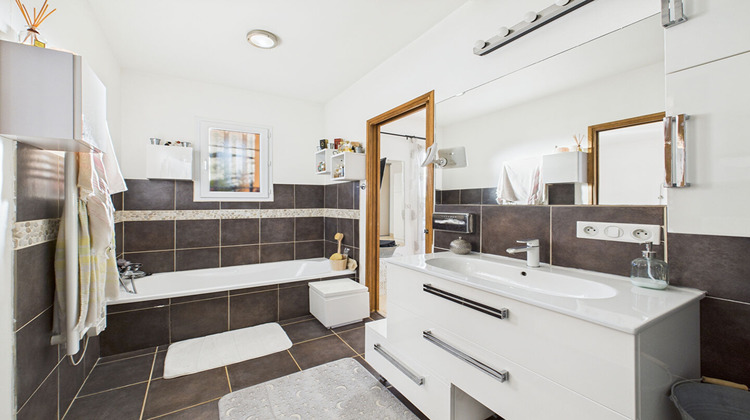 Ma-Cabane - Vente Maison CHATEAUNEUF-LE-ROUGE, 210 m²