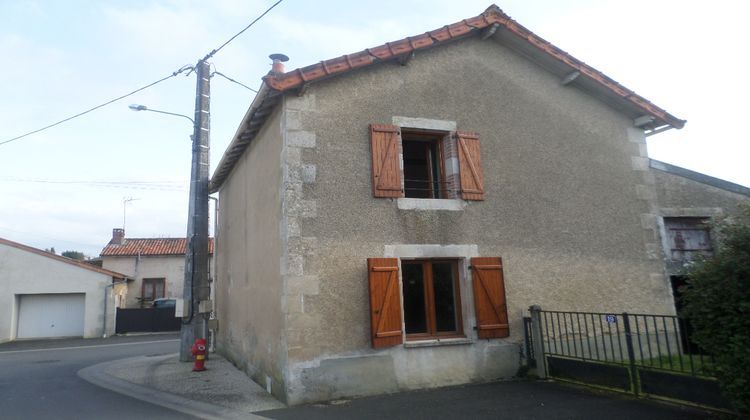 Ma-Cabane - Vente Maison LUSSAC-LES-CHATEAUX, 73 m²