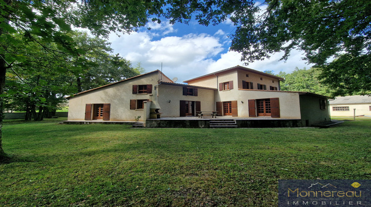 Ma-Cabane - Vente Maison Montmoreau-Saint-Cybard, 316 m²