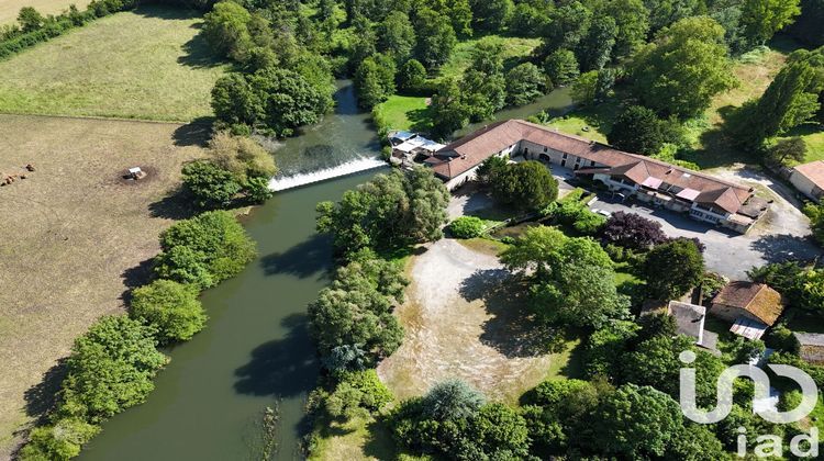 Ma-Cabane - Vente Maison Ruffec, 1600 m²