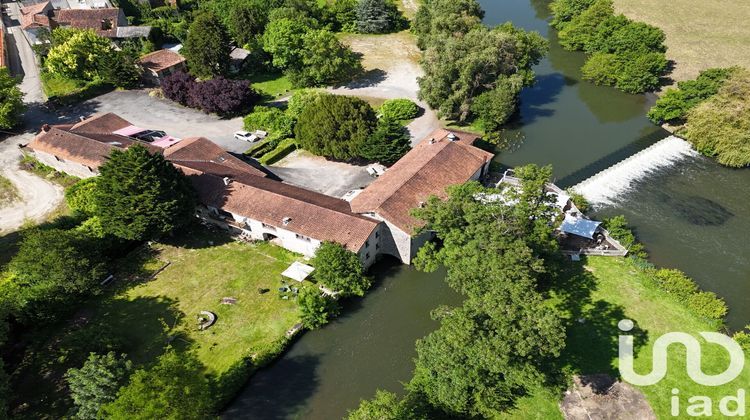 Ma-Cabane - Vente Maison Ruffec, 1600 m²